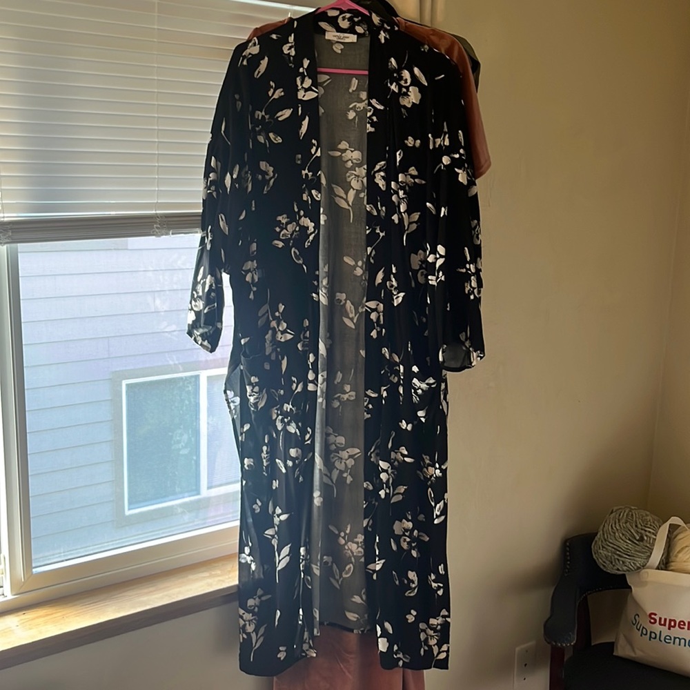 Carly Jean Los Angeles black and white floral kimono